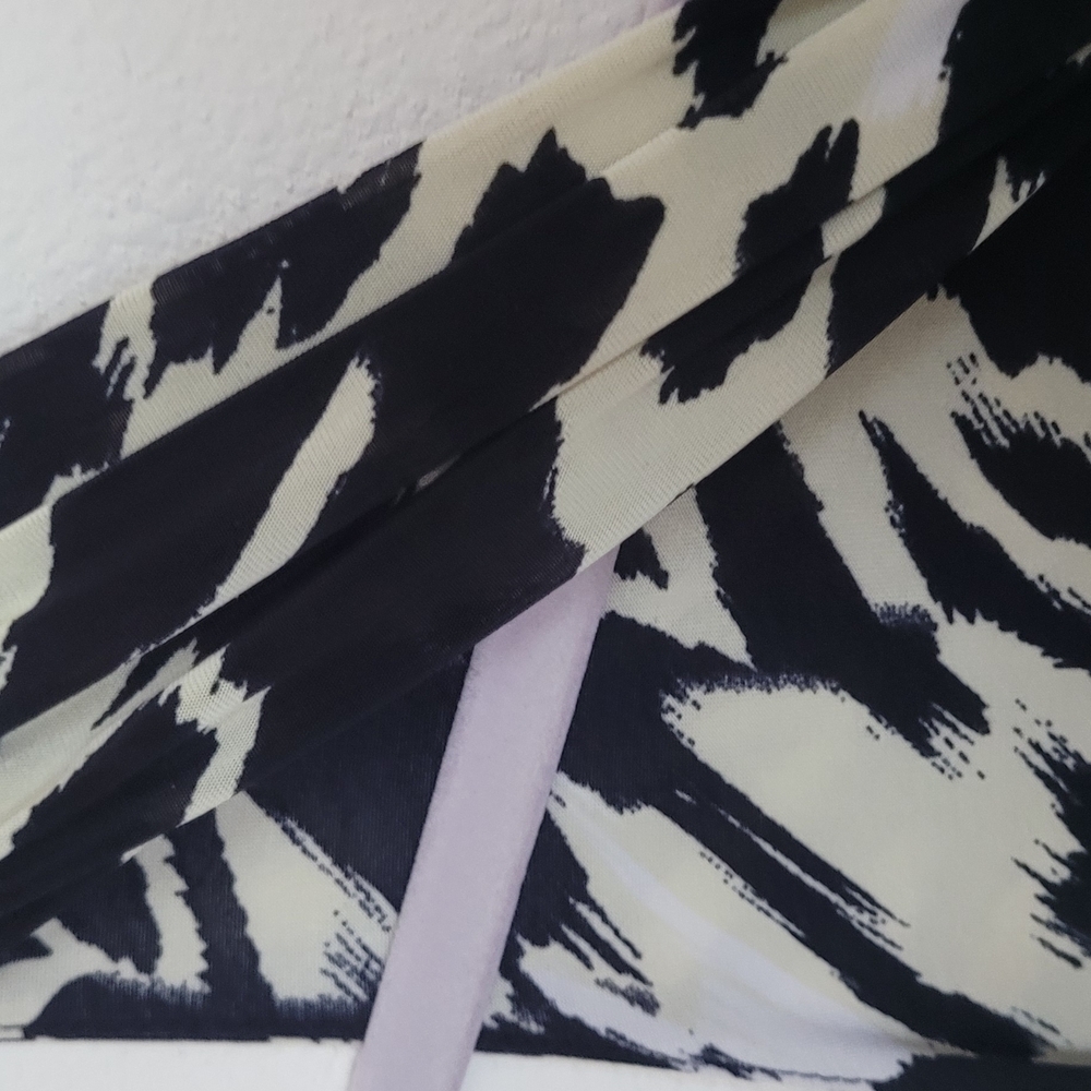 Chic Black and White Abstract Print Dress - Picture 13 of 16